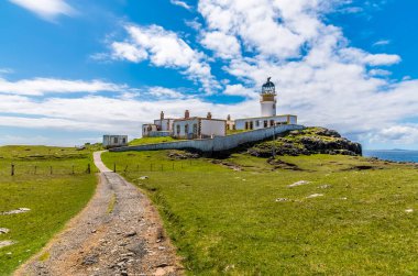 İskoçya 'nın Skye adasındaki Neist Point' teki eski deniz fenerinin karşısında bir yaz günü