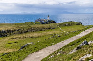 Bir yaz günü İskoçya 'nın Skye adasındaki Neist Point' teki deniz fenerine giden yolun aşağısındaki bir manzara.
