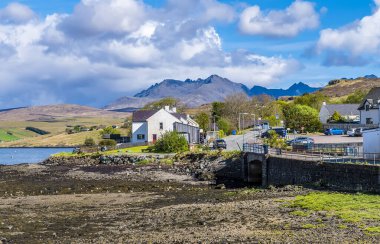İskoçya 'nın Skye Adası' ndaki Carbost köyüne doğru, Harport Gölü kıyısında bir manzara.