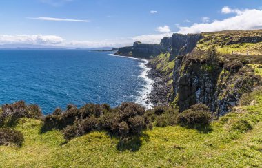 İskoçya 'nın Skye Adası' ndaki Kilt kayalıklarına ve sahil şeridine doğru bir manzara.
