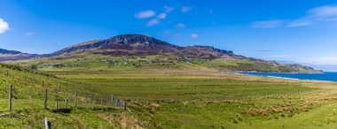 Staffin Körfezi 'nden İskoçya' nın Skye Adası 'ndaki Quiraing Dağları' na doğru bir manzara.