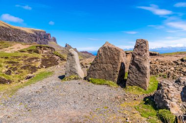 İskoçya 'nın Skye Adası' ndaki Quiraing Dağları 'nın zirvesinden Staffin Körfezi' ne doğru bir manzara.
