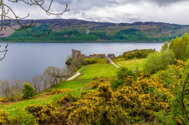 İskoçya 'da bir yaz günü Loch Ness ve Urquhart Şatosu' na doğru çitlerin üzerinden bir manzara