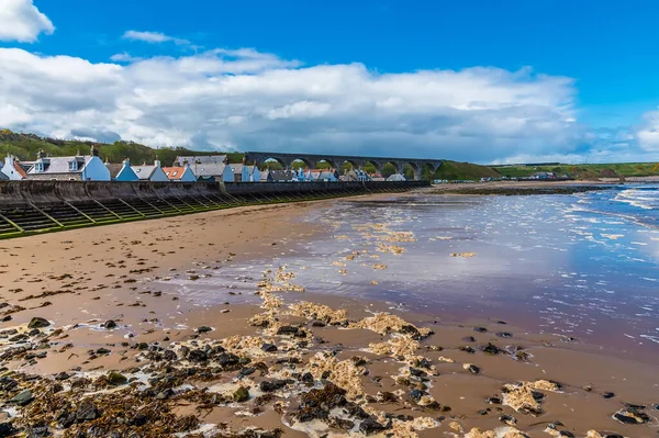 夏の日にスコットランドのカレンの町のビーチと海の壁に沿って景色 — ストック写真