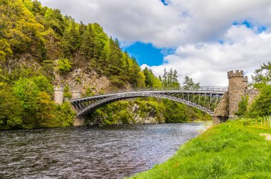 Spey Nehri 'nin yukarısından Craigellachie, İskoçya' daki kaleli kule köprüsüne doğru bir manzara.