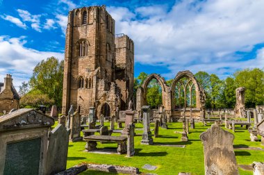 İskoçya 'da bir yaz günü Elgin Katedrali' nin yıkıntılarının kule bölümlerinin manzarası