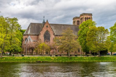 İskoçya 'nın Inverness kentindeki katedrale doğru Ness Nehri' nden bir manzara