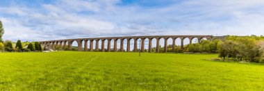 İskoçya 'nın Nairn kentindeki demiryolu viyadük manzarası