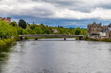 İskoçya 'nın Inverness şehrinde Ness nehrinin yukarısında bir manzara