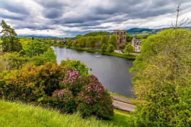 İskoçya 'nın Inverness kentindeki Ness Adaları' na doğru Ness Nehri üzerindeki kaleden bir manzara