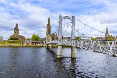 Inverness, İskoçya 'da bir yaz günü, Ness nehrinin üzerindeki Greg Caddesi köprüsü boyunca bir manzara