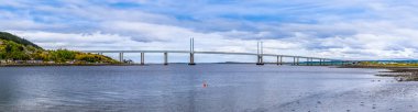 İskoçya 'nın Inverness kentindeki Moray Firth üzerindeki Kessock Köprüsü' ne doğru bir manzara.