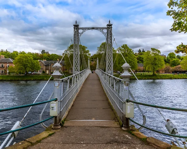 Θέα Πέρα Από Γέφυρα Του Ιατρείου Πάνω Από Τον Ποταμό — Φωτογραφία Αρχείου