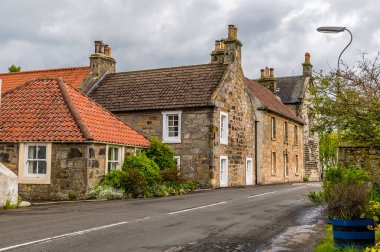 Culross, İskoçya 'da bir yaz günü ana cadde boyunca bir manzara