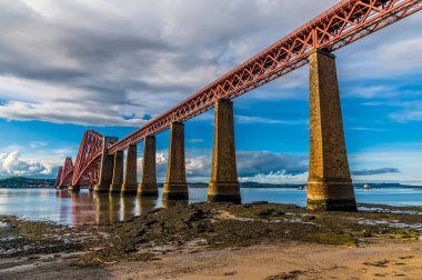 İskoçya 'nın Forth kentinin üzerinden geçen Dördüncü Demiryolu köprüsünün Queensferry' deki kıyı şeridinden bir manzara