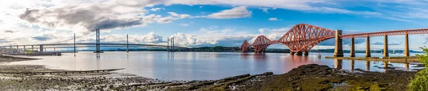 Uma Vista Panorâmica Queensferry Das Pontes Sobre Firth Forth Escócia — Fotografia de Stock