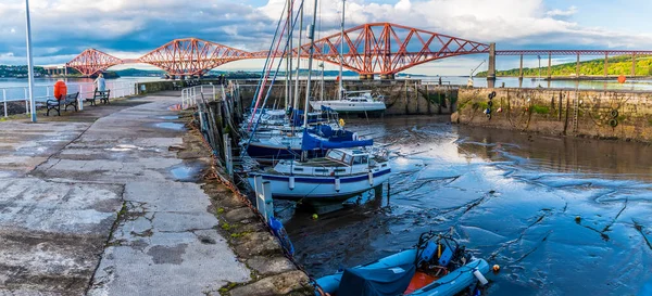 Skoçya Queensferry Deki Liman Duvarı Boyunca Bir Yaz Günü — Stok fotoğraf
