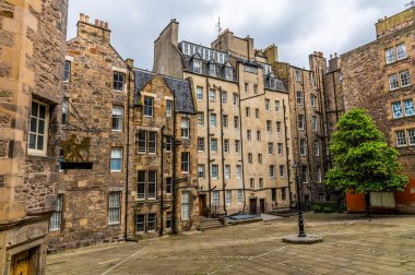 İskoçya 'da bir yaz günü Edinburgh meydanında tipik bir apartman mimarisi manzarası