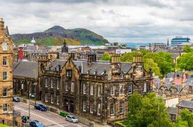 İskoçya 'nın Edinburgh şehrinde bir yaz gününde Arthurs' a doğru bir bakış açısı