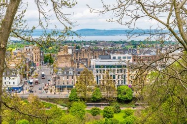 İskoçya 'nın Edinburgh şehrinin üzerindeki kale duvarlarından bir manzara.