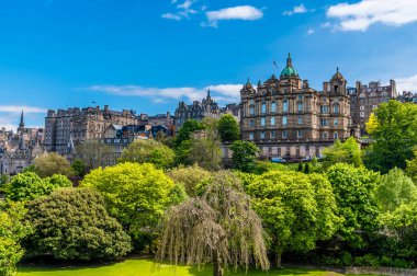 Bir yaz günü İskoçya 'nın Edinburgh kentinde, Royal Mile' ın orta kesimindeki binalara doğru Prenses Sokağı Bahçeleri 'nden bir manzara.