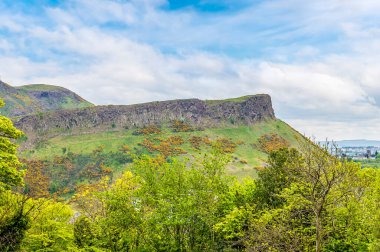 İskoçya 'nın Edinburgh şehrinde Calton Hill' in tepesinden Arthurs 'a doğru bir manzara