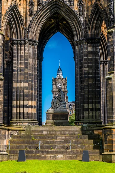 Uma Vista Princess Street Gardens Através Dos Monumentos Góticos Edimburgo — Fotografia de Stock