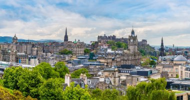 İskoçya, Edinburgh 'un merkezindeki Calton Hill' in tepesinden bir manzara.