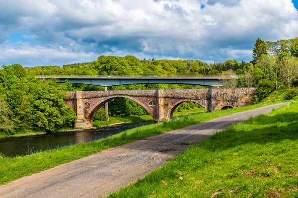 Una Vista Verso Ponte Medievale Moderno Ponte Stradale Leaderfoot Scozia — Foto Stock