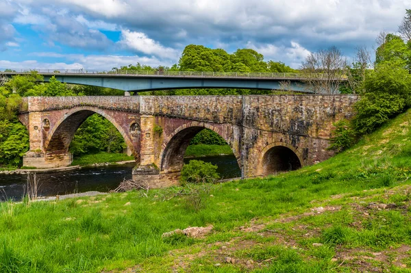 Θέα Προς Μεσαιωνική Γέφυρα Στο Leaderfoot Της Σκωτίας Μια Καλοκαιρινή — Φωτογραφία Αρχείου