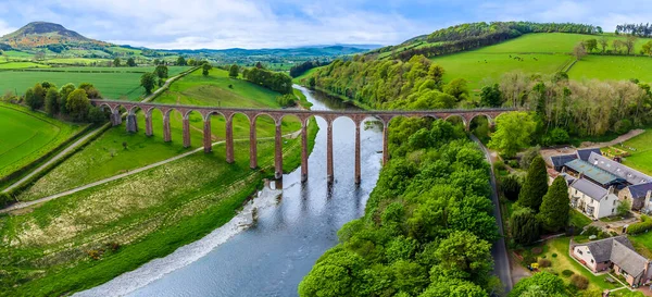 夏天的日子里 苏格兰郊区高架桥和周边乡村的空中景观 — 图库照片