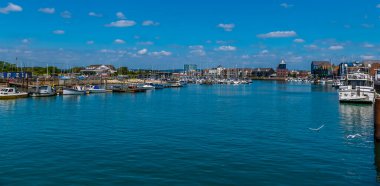 Littlehampton 'da Arun Nehri' nin yukarısında yaz başında bir manzara.