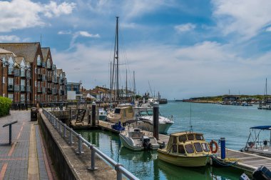 Yazın başında Littlehampton 'daki Arun Nehri' nin kıyısındaki tekne demirlemelerinden bir manzara.