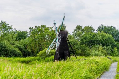 Yazın Cambridge, İngiltere yakınlarındaki bir yel değirmenine doğru bir manzara