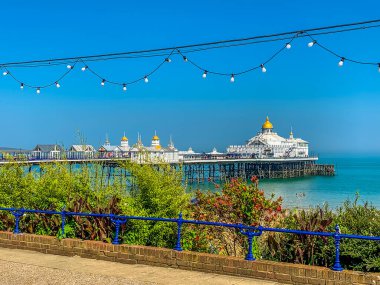 Gezinti güvertesinden İngiltere 'nin Eastbourne kentindeki rıhtıma bakan bir manzara