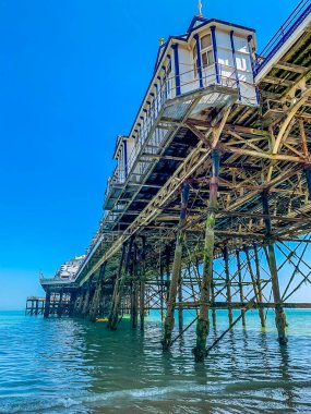 Yazın Eastbourne, İngiltere 'deki rıhtımın altında bir manzara