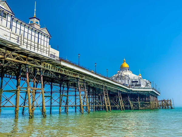 Yazın İngiltere, Eastbourne 'daki rıhtıma bakan bir deniz manzarası.