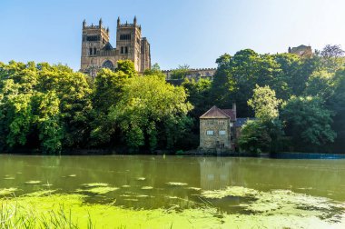 Nehir boyunca uzanan manzara Durham, İngiltere 'deki katedrale doğru ilerliyor.