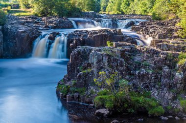 Yaz mevsiminde Tees Nehri 'ndeki Lower Force şelalesinin uzun bir görüntüsü.