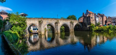 Yazın İngiltere 'nin Durham kentindeki Elvet Köprüsü' nde bir panorama manzarası