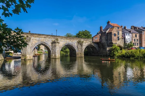 Yaz mevsiminde İngiltere 'nin Durham kentindeki Elvet Köprüsü' ne doğru ağaç boyunca uzanan bir manzara