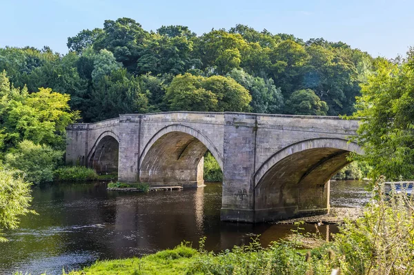 Θέα Προς Μια Μεσαιωνική Οδική Γέφυρα Πάνω Από Τον Ποταμό — Φωτογραφία Αρχείου