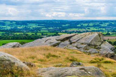 İngiltere 'nin Yorkshire kentindeki Almscliffe kayalığının zirvesinden güneye bakan bir manzara