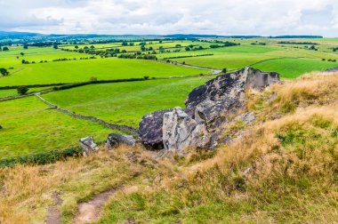 İngiltere 'nin Yorkshire kentindeki Almscliffe kayalığının zirvesinden batıya doğru bir manzara