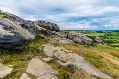 Yazın İngiltere 'nin Yorkshire kentindeki Almscliffe kayalığının doğu zirvesi boyunca bir manzara