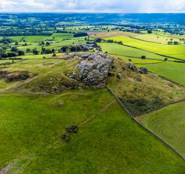 Yazın İngiltere 'nin Yorkshire kentindeki Armscliffe Kayalığı ve Lower Wharfe Vadisi üzerinde güneye bakan bir hava manzarası.