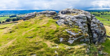 Armscliffe Crag ve İngiltere 'nin Yorkshire kentindeki Lower Wharfe Vadisi' nin zirvesinin hava manzarası.