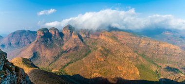 Baharda Blyde River Canyon, Mpumalanga, Güney Afrika 'da üç Rondavel' e doğru bir manzara.