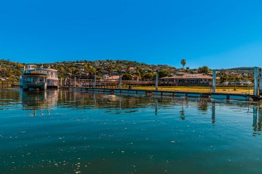 Knysna Nehri 'nden Knysna, Güney Afrika' daki Knysna limanına doğru bir manzara