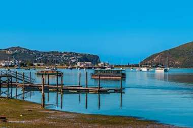 Koyun karşısındaki Knysna Nehri 'nin Baharda Güney Afrika' daki manzarası